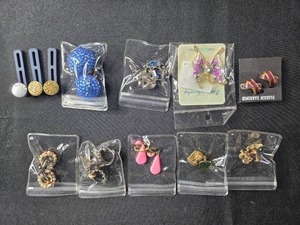 lot 129 image: Collection of Vintage and Costume Earrings and Pins