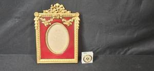 lot 137 image: Decorative Gold and Red Oval Picture Frame with Great Seal Paperweight