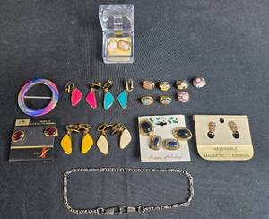 lot 151 image: Plastic Jewelry Presentation Box & Collection of Vintage Costume Jewelry Earrings, Brooch, and Chain