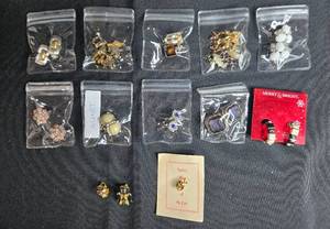 lot 152 image: Vintage and Costume Jewelry Collection Including Earrings and Pins