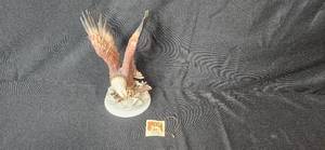 lot 168 image: 1979 Homco Masterpiece Porcelain Bald Eagle Sculpture by Tamiki Mizuno