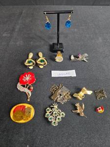 lot 177 image: Collection of Vintage Costume Jewelry Including Earrings Brooches and Pins - displays not inc