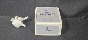 lot 189 image: Lladro First Christmas Together 1991 Porcelain Birds Ornament with Box
