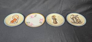 lot 190 image: Set of 4 Collector Plates - Hummel Christmas 1972, 1974, 1975 & Hand-Painted Floral