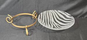 lot 191 image: Glass Serving Bowl with Gold Metal Stand