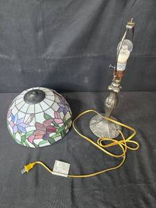 lot 229 image: Tiffany-Style Table Lamp with Stained Glass Shade - Missing top knob that secures shade to lamp post.