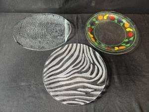 lot 235 image: Set of Decorative Glass Plates with Assorted Designs