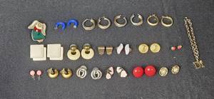lot 246 image: Vintage Costume Jewelry Lot Earrings Brooch Bracelet