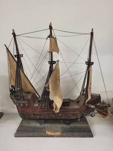 lot 4G image: Vintage Model Ship Spanish Caravelle XV Century 23in