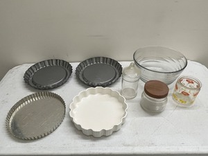 lot 52C image: Assorted Bakeware and Kitchen Glassware Collection