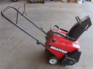 lot 13 image: SNAPPER LE SNOW THROWER