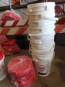 lot 14 image: LOT OF 10 5 GALLON BUCKETS WITH LIDS