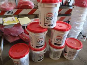 lot 27 image: 7  HEAVY DUTY 5 GALLON BUCKETS WITH   HANDLES