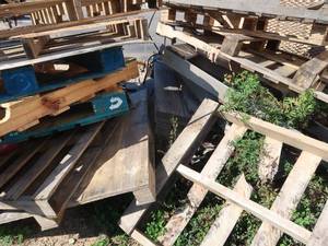 lot 17 image: PALLETS