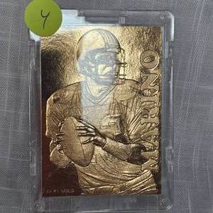 lot 4 image: Dan Marino 22Kt Gold Pro Mint Football Card