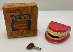 lot 59 image: Vintage Amazing Yakity-Yak Wind Up Chattering Teeth Complete In Original Box