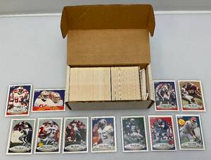 lot 170 image: Unsorted 1990 FLEER Football Cards