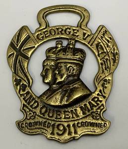 lot 227 image: Antique Brass King George V And Queen Mary 1911 Horse Bridle Medallion 3 x 4