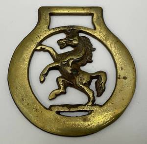 lot 228 image: Antique Brass Stallion Adorned Horse Bridle Medallion 3 x 3