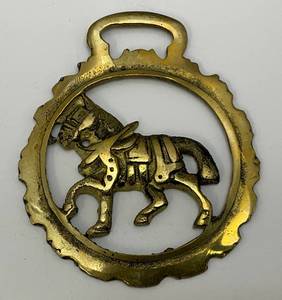 lot 232 image: Antique Brass Clydesdale Adorned Horse Bridle Medallion 3 x 3 12
