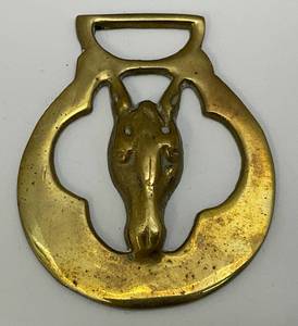 lot 234 image: Antique Brass Horse Head Adorned Horse Bridle Medallion 2 58 x 3 18