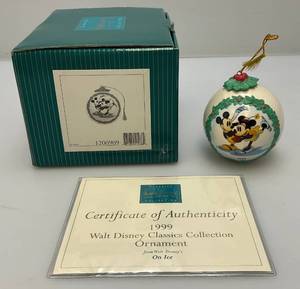 lot 243 image: Vintage WDCC 1999 (Mickey & Minnie Mouse) Ornament From Walt Disney On Ice In Original Box With COA