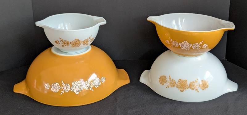 lot 59 image: Pyrex Gold Butterfly Mixing Bowl Set
