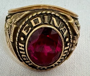 lot 31 image: 1972 Edina High School Hornets Class Ring 10K Gold - Size 8.5