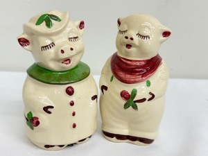 lot 67 image: Vintage Shawnee Pottery Pig Salt and Pepper Shaker Set