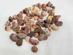 lot 117 image: Collection of Rough Agate and Jasper Stones for Tumbling or Craft Use