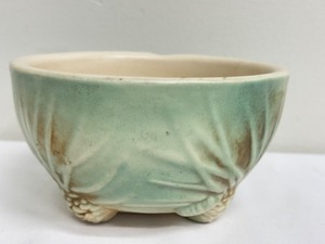 lot 124 image: Vintage McCoy Pottery Bowl 6.5 Inch with Pinecone Motif