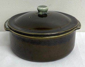 lot 76 image: Vintage Pfaltzgraff Drip Glaze Covered Casserole Dish