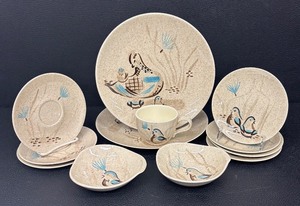 lot 201 image: Vintage Redwing Bob White Patterned Dinnerware