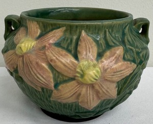 lot 37 image: Vintage Roseville Pottery Clematis Green Jardiniere 667-4, Circa 1944