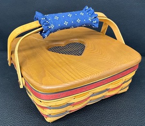 lot 43 image: Longaberger Handwoven 1998 All American Collection Pie Basket with Heart Lid, Liner and Padded Handle
