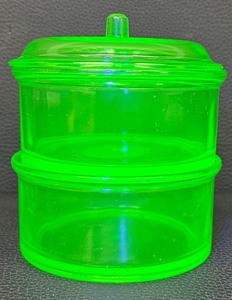 lot 52 image: Vintage Hazel-Atlas Green Uranium Glass Stacking Glass Bowls