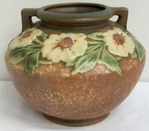 lot 55 image: Roseville Pottery Dahlrose Vase with Raised Floral Design - 1920-1928