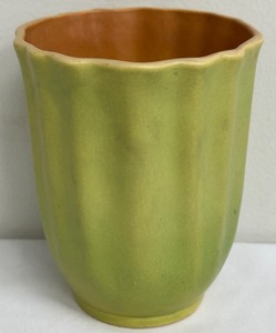 lot 71 image: Roseville Pottery Green Glazed Ribbed Plant Pot - 80-6