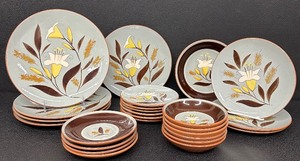 lot 129 image: Vintage Stangl Golden Harvest Assorted Dinnerware