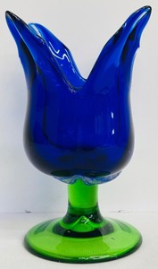 lot 171 image: Blue and Green Art Glass Vase with Ruffled Edge