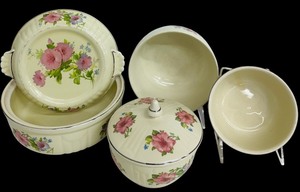 lot 208 image: Halls Superior Quality Vintage Kitchenware Floral China Casserole Dish Set