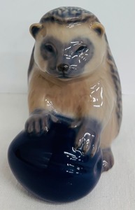 lot 239 image: Porcelain Porcupine Figurine Limited Edition 1995, 3 Inches Tall