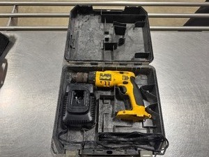 lot 43 image: DeWALT 12 Cordless Adjustable Hammer Drill DW996 with Carry Case and Charger. Tested. Works.