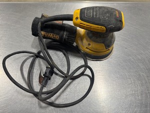 lot 48 image: DeWALT Random Orbit Palm Sander DWE6423 With DeWALT Bag. Tested. Works.
