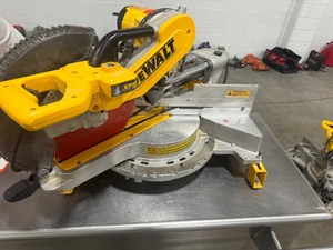 lot 14 image: Dewalt 12 Double Bevel Sliding Compound Miter Saw DWS780