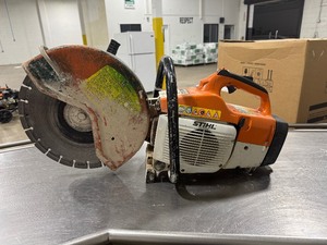 lot 18 image: Stihl TS 400 Concrete Saw.  Pulls over. Untested (no gas).