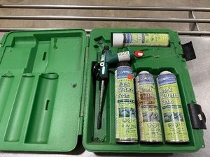 lot 165 image: Professional Waterfall Foam Kit - Foam Gun with 3 Black Waterfall Foam Cans and Form Gun Cleaner Can with Case