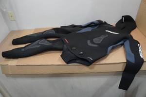lot 84 image: Cressi Apnea 5mm 2-Piece Wetsuit - XL5