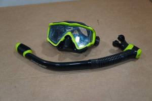 lot 90 image: Cressi Pano 3 Snorkel Set