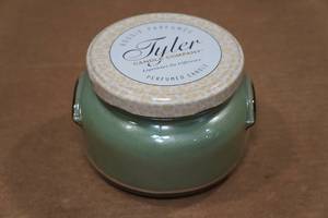 lot 123 image: Tyler Candle Co 22oz Hippie Chick Candle